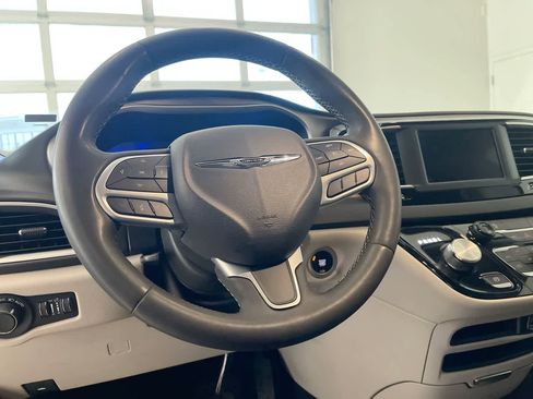 Used 2023 Chrysler Voyager LX image 14