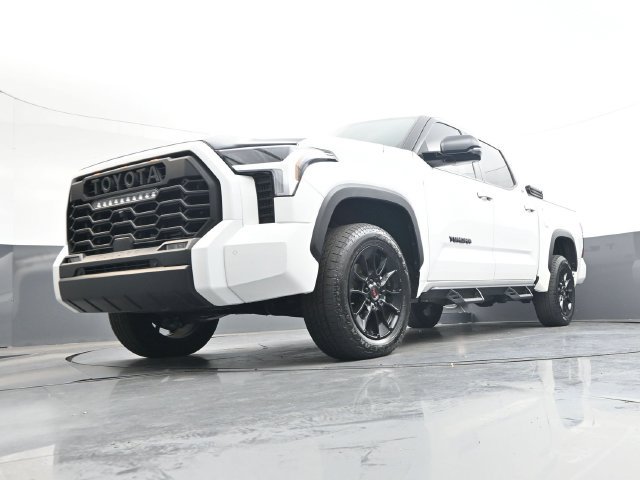 Used 2025 Toyota Tundra SR5 w/ SR5 Premium Package AWD/4WD image 37