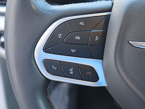 Used 2023 Chrysler Pacifica Touring-L FWD image 13