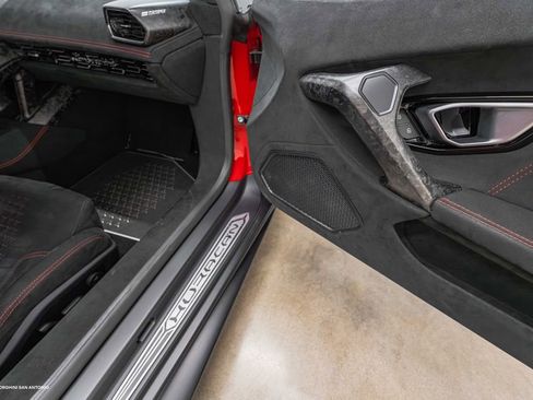 Used 2018 Lamborghini Huracan Performante AWD/4WD image 32