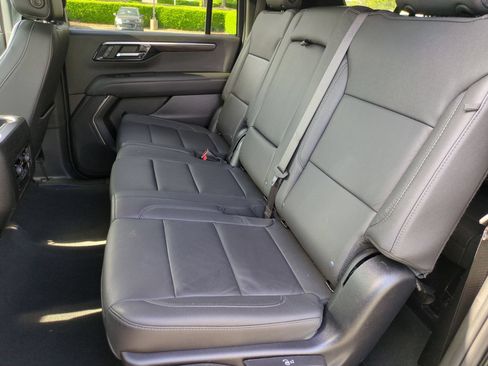 Used 2025 Chevrolet Suburban Z71 AWD/4WD image 29