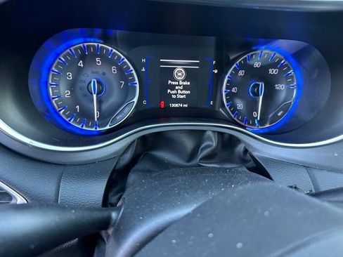 Used 2018 Chrysler Pacifica Touring-L w/ Premium Audio Group FWD image 10