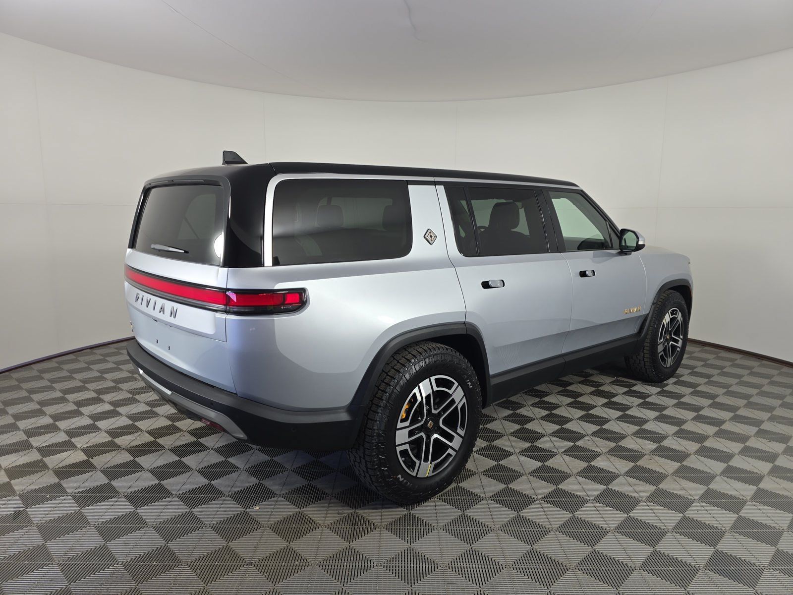 Used 2023 Rivian R1S Launch Edition Quad AWD/4WD image 5