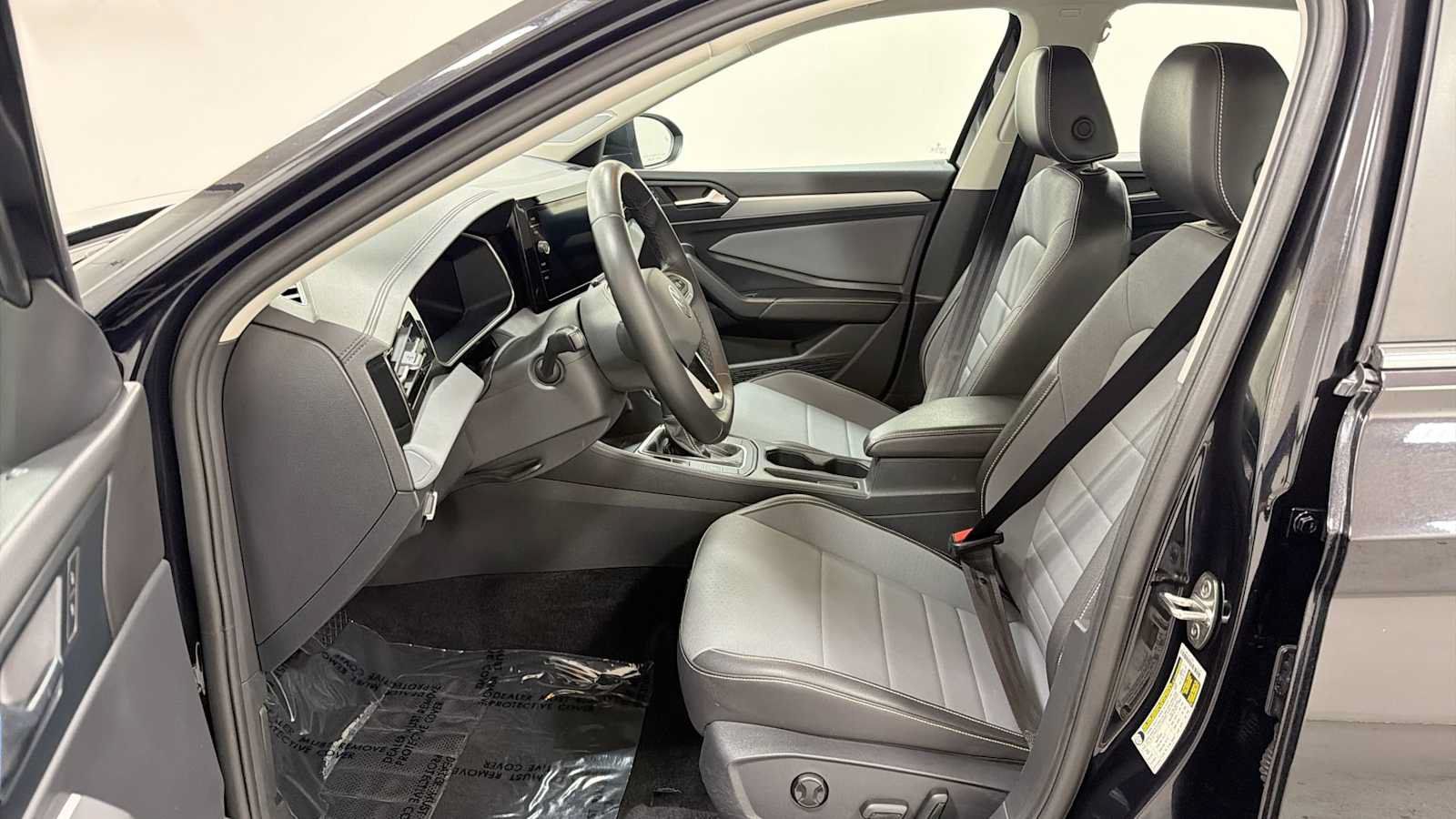 Used 2025 Volkswagen Jetta SE FWD image 13