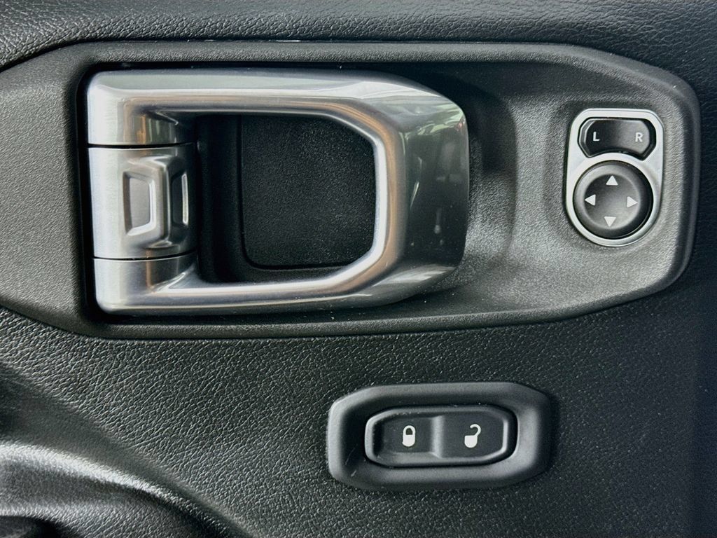 Used 2021 Jeep Wrangler Unlimited Rubicon AWD/4WD image 22