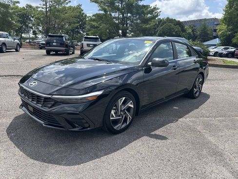 Used 2025 Hyundai Elantra Limited FWD image 3
