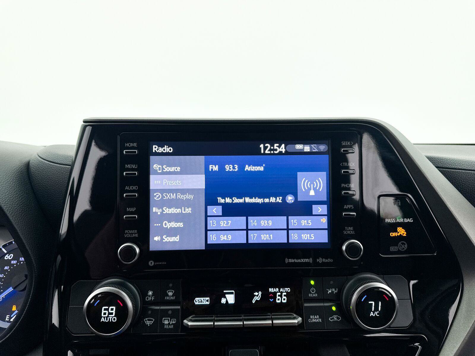 Used 2021 Toyota Highlander LE FWD image 4