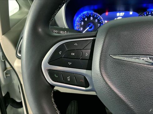 Used 2023 Chrysler Pacifica Touring-L FWD image 18