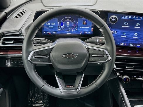 Used 2025 Chevrolet Traverse Z71 image 11