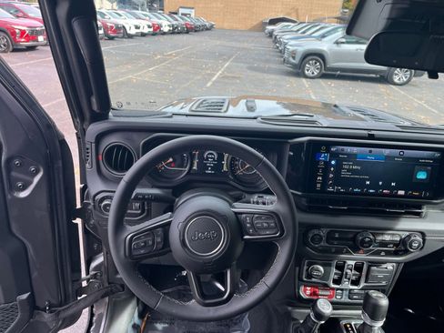 Used 2025 Jeep Wrangler Unlimited Rubicon image 30