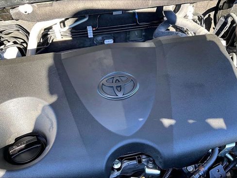 Used 2022 Toyota RAV4 XLE image 34