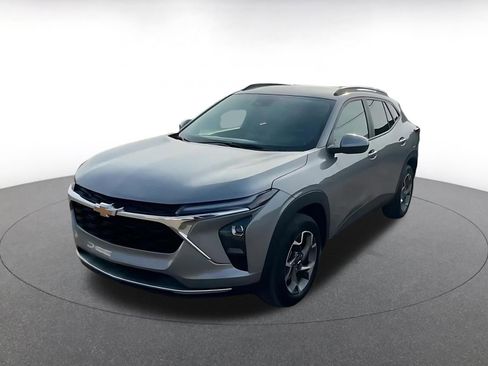 Used 2025 Chevrolet Trax LT image 7