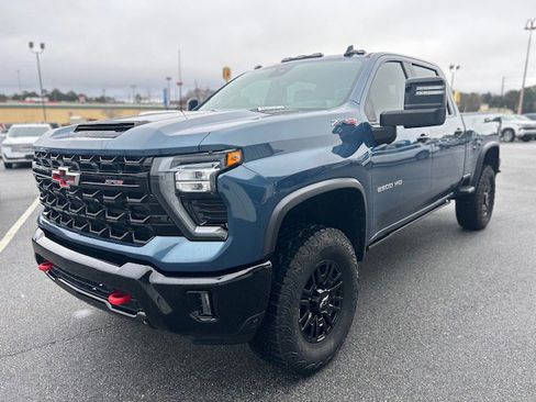 Used 2024 Chevrolet Silverado 2500 ZR2 w/ Technology Package image 3