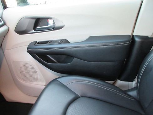 Used 2023 Chrysler Pacifica Touring-L FWD image 32