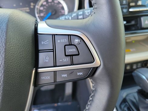 Used 2025 Toyota Highlander XLE AWD/4WD image 19