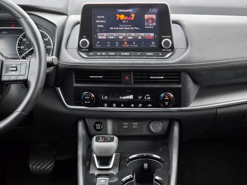 Used 2025 Nissan Rogue SV FWD image 15