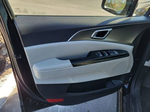 Used 2024 Kia Carnival LX image 10