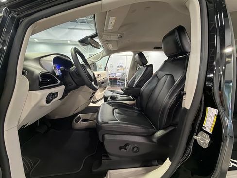 Used 2024 Chrysler Pacifica Touring-L FWD image 10