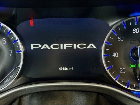 Used 2024 Chrysler Pacifica Touring-L image 10