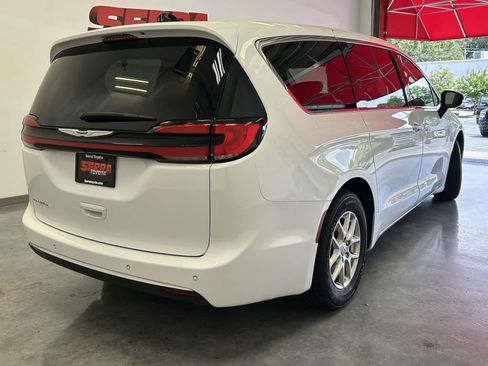 Used 2024 Chrysler Pacifica Touring-L FWD image 3