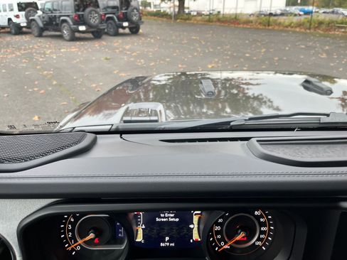 Used 2025 Jeep Wrangler Sahara image 33