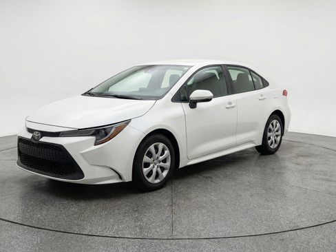 Used 2025 Toyota Corolla LE image 3