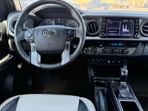 Used 2022 Toyota Tacoma TRD Off-Road w/ Technology Package AWD/4WD image 16