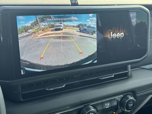 Used 2024 Jeep Wrangler Rubicon image 25