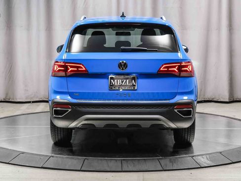 Used 2022 Volkswagen Taos SE FWD image 3