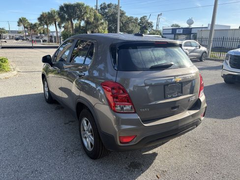Used 2021 Chevrolet Trax LS FWD image 4