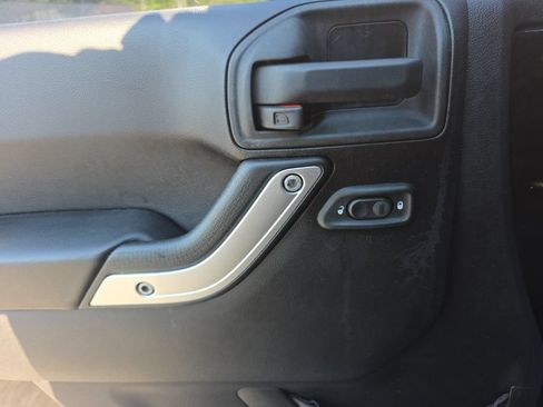 Used 2015 Jeep Wrangler Unlimited Sahara w/ Dual Top Group AWD/4WD image 13
