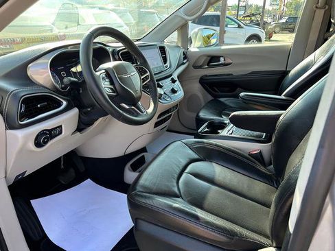 Certified 2022 Chrysler Pacifica Touring-L image 8