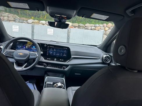 Used 2025 Chevrolet Equinox LT w/ Safety and Technology Package FWD image 24