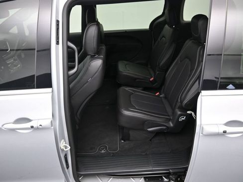 New 2026 Chrysler Pacifica Select image 21
