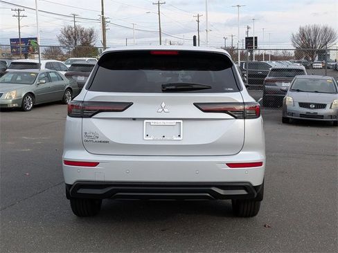 New 2025 Mitsubishi Outlander ES image 4