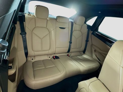 Certified 2023 Porsche Macan AWD/4WD image 29