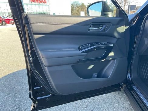 New 2026 Nissan Pathfinder Platinum image 11