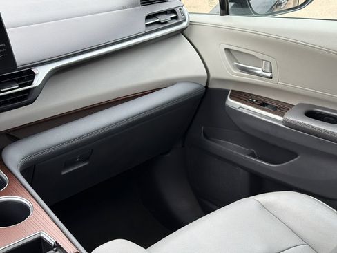 Used 2024 Toyota Sienna XLE FWD image 14