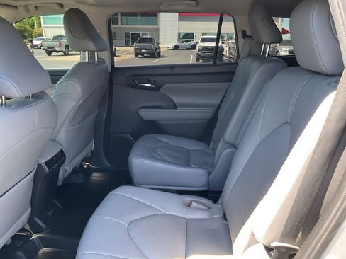 Used 2022 Toyota Highlander XLE image 13