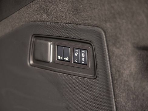 Used 2025 Cadillac Escalade Luxury image 18