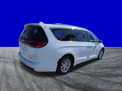 Used 2022 Chrysler Pacifica Touring-L FWD image 4
