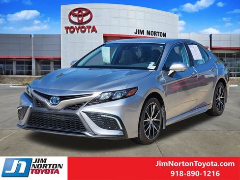 Used 2024 Toyota Camry SE FWD image 3