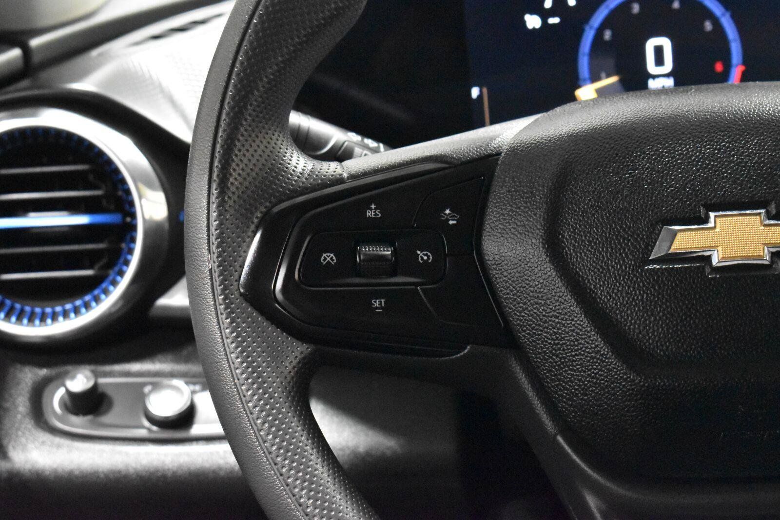 Used 2025 Chevrolet Trax LT FWD image 7