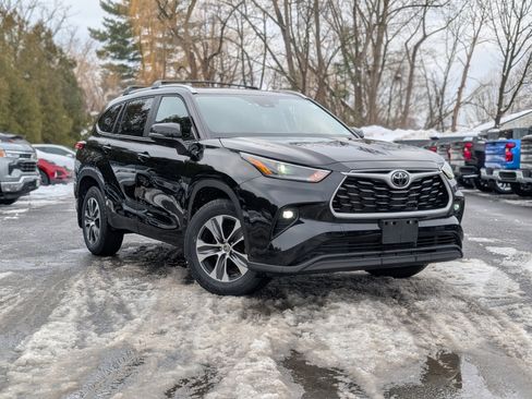 Used 2023 Toyota Highlander XLE image 1