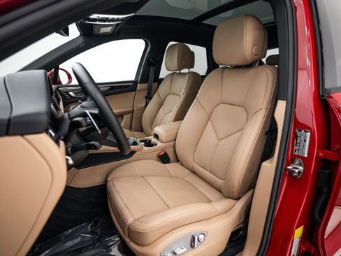 Certified 2026 Porsche Macan AWD/4WD image 5