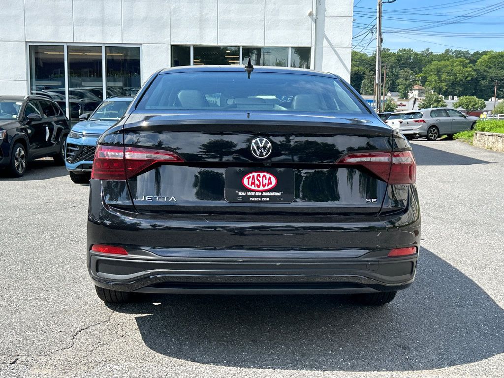 Used 2023 Volkswagen Jetta SE w/ Panoramic Sunroof Package FWD image 3