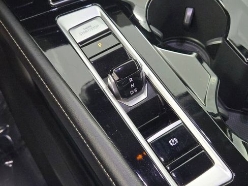 Used 2024 Volkswagen Atlas SE image 30