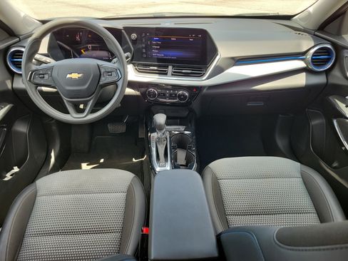 Used 2025 Chevrolet Trax LT FWD image 8