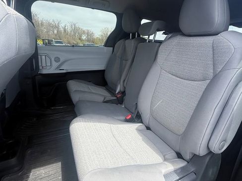 Used 2025 Toyota Sienna LE FWD image 5