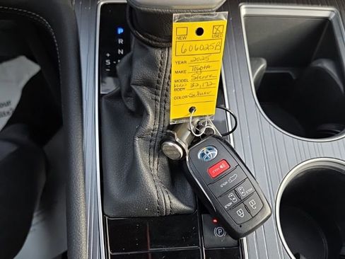 Used 2025 Toyota Sienna XLE image 36